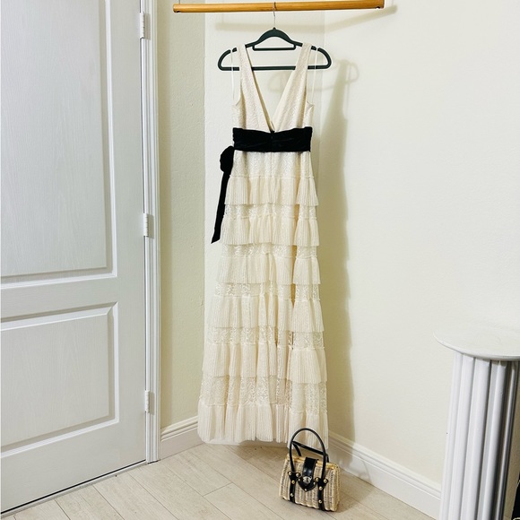 BCBGMaxAzria Tiered offwhite Wedding Dress - Picture 10 of 13